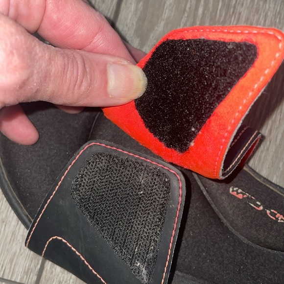 Under Armour Sz 9 flip flop with Velcro - Picture 5 of 7